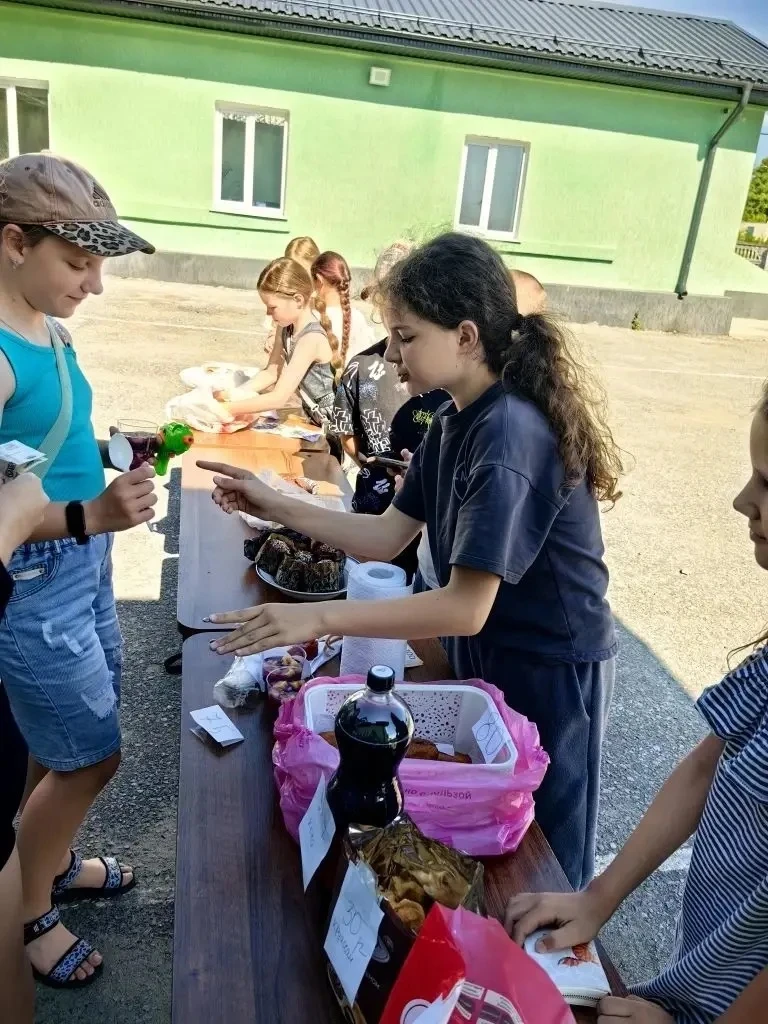 📍 Сегодня, 8 июня, в лагере «Сказка» прошло необычное событие — ярмарка «Предпринимай!».

🤑 Её гла