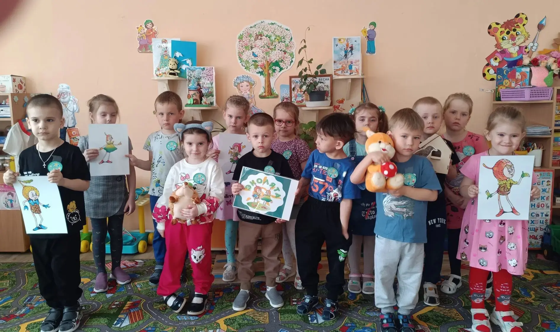 Не первый раз к ребятам средней группы приходят на занятие Эколята- дошколята. Умница, Ёлочка, Тихон