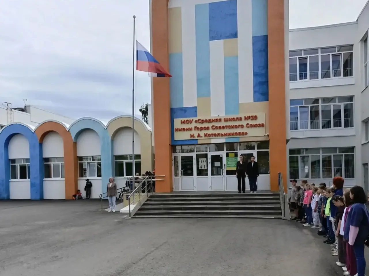 Торжественная линейка ко Дню памяти и скорби 🕊️

2️⃣2️⃣ июня - это не просто дата в календаре. В эт