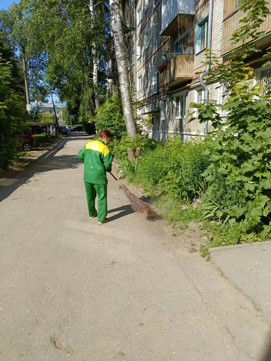 С самого раннего утра наши сотрудники приступают к уборке придомовых территорий, входных групп и кон