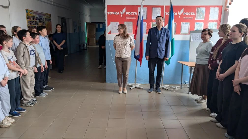 Новая учебная неделя традиционно началась с выноса Государственного флага Российской Федерации и фла