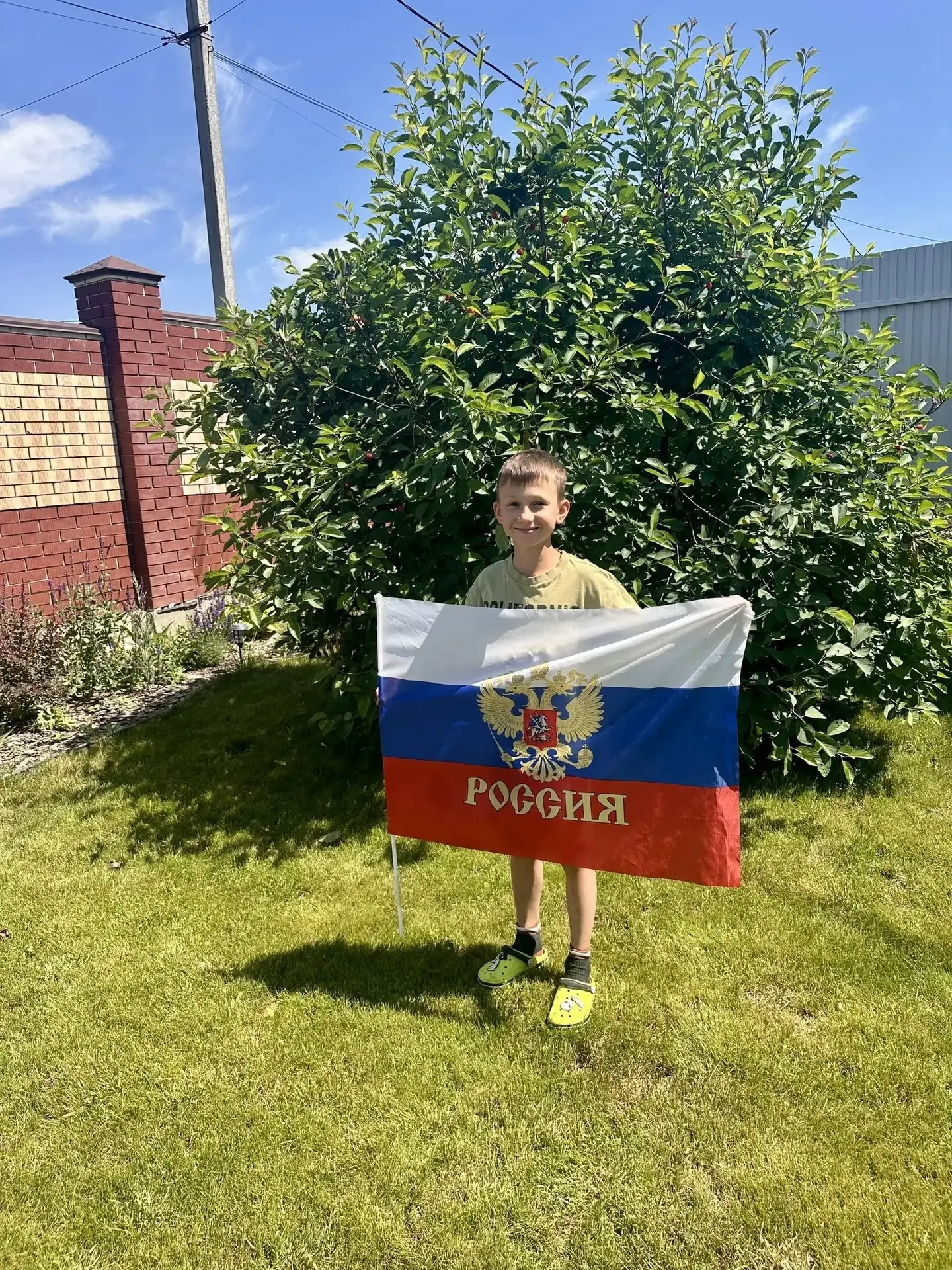 Учащиеся нашей школы принимают участие в патриотической акции «Флаг во дворах»!
Бельчиков Демид прис