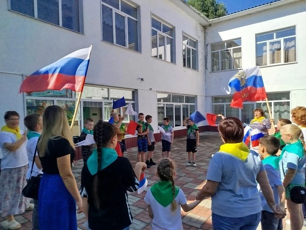 🎉 День России в ДОЛ "Солнечный" ! 🇷🇺

С утра всех собрала Торжественная линейка — ребята  слушали