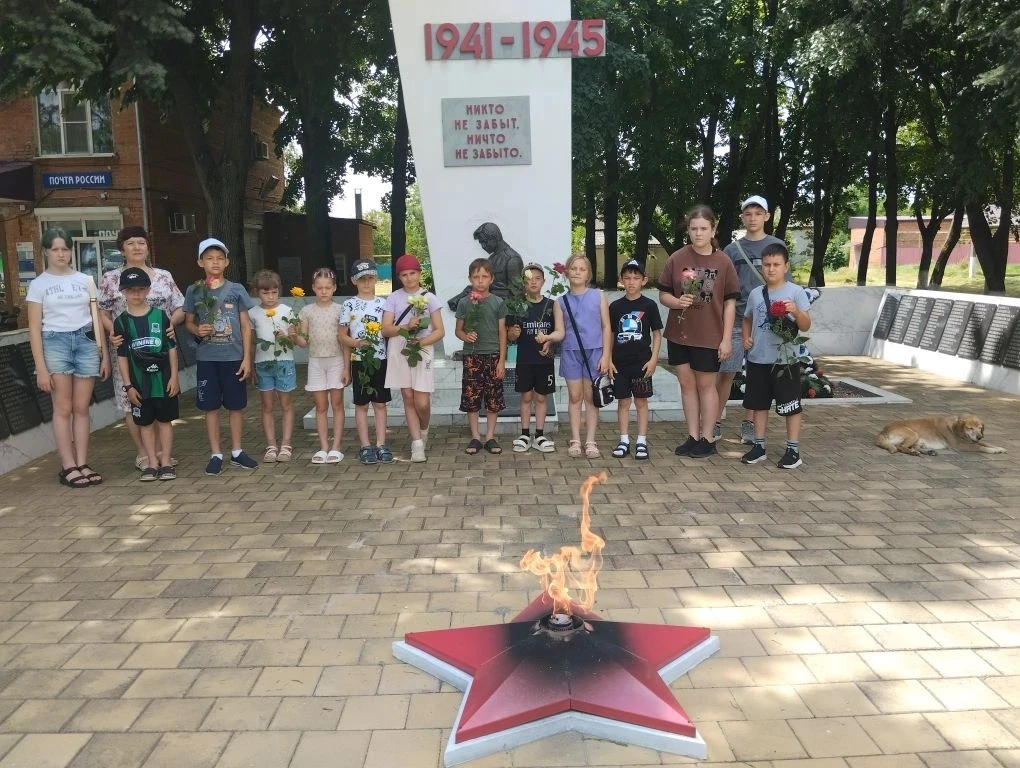 Сегодня,юные казачата навели порядок на мемориальном комплексе Могила неизвестного солдата в хуторе 