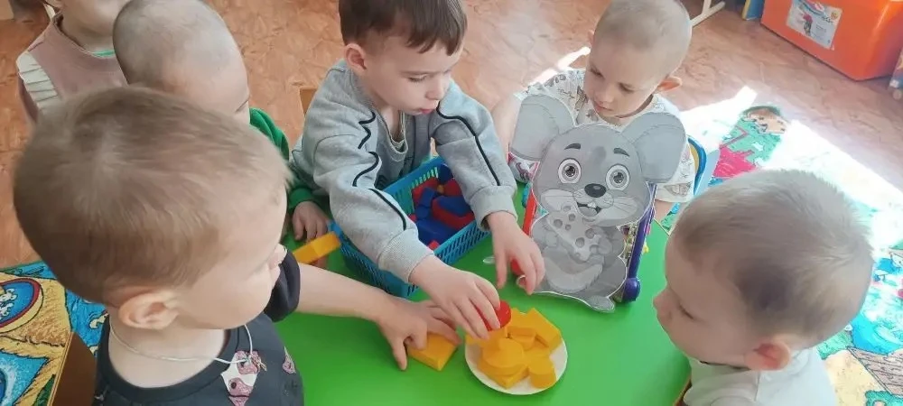 Через увлекательные игры дети раннего возраста познакомились с Блоками Дьенеша. Игры с блоками   пом