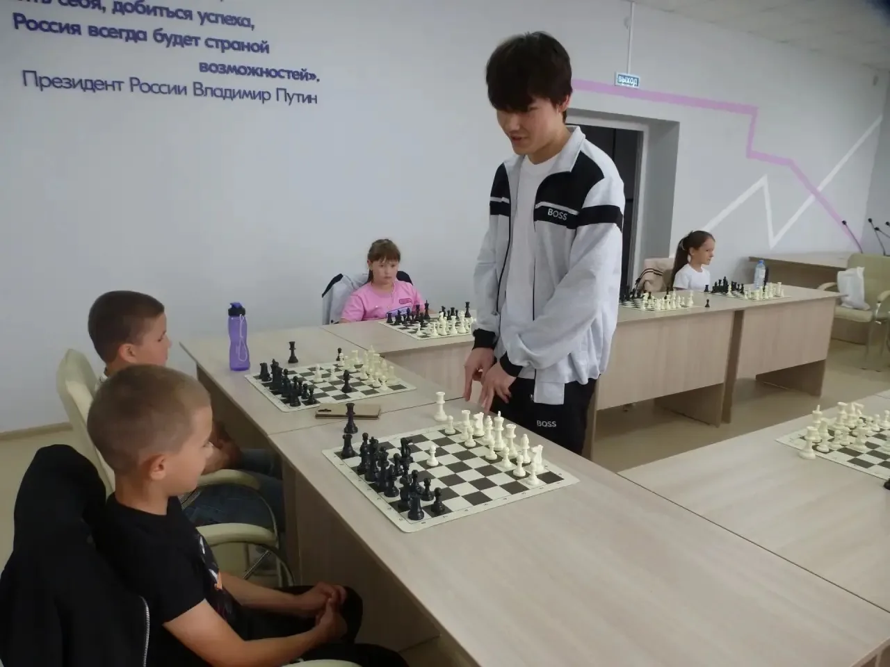 1 июня в Молодежном центре прошел сеанс одновременной игры для юных воспитанников Шахматного Клуба "