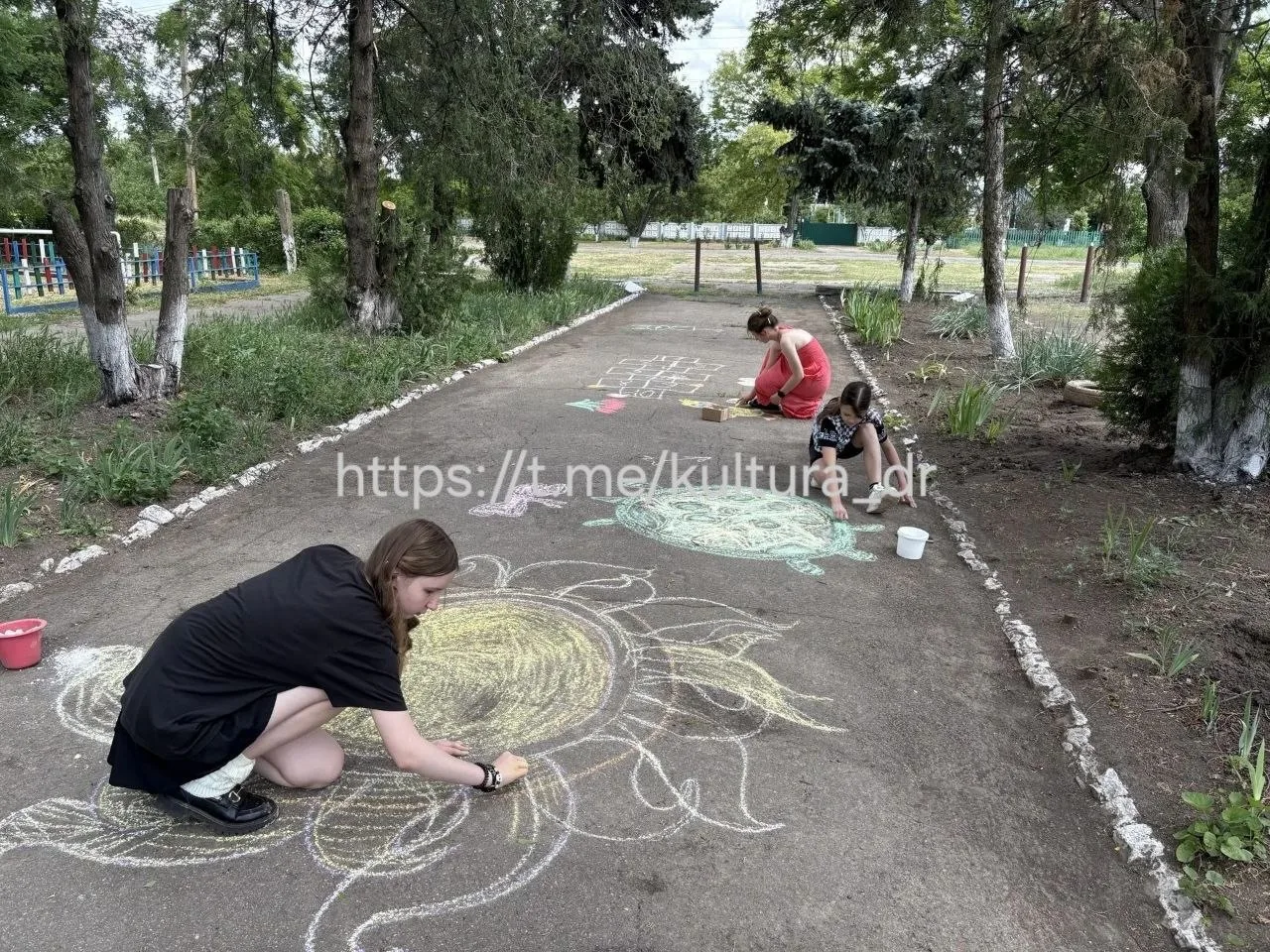 🎨 4 июня в Малобелозерском СК прошел конкурс рисунков на асфальте «Детство в ярких красках», приуро