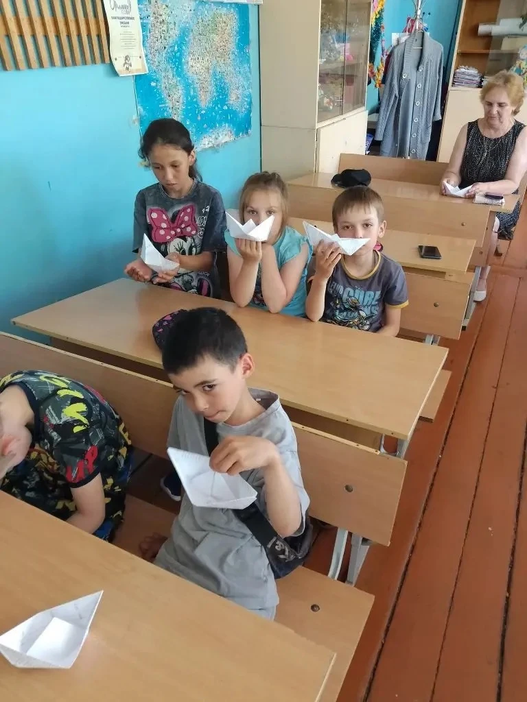Представьте что вы стоите на берегу, тёплый песок под ногами,дует лёгкий ветерок,а перед вами...
   