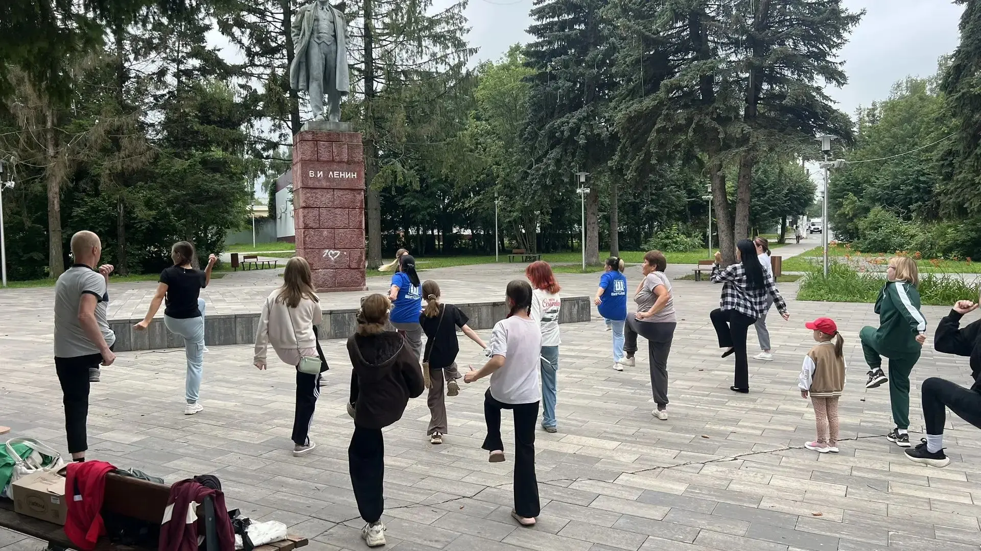 Бодрое утро в Юго-Западном: как зарядка у школы № 7 объединила весь микрорайон! 🏃‍♂️☀️

Правильный 
