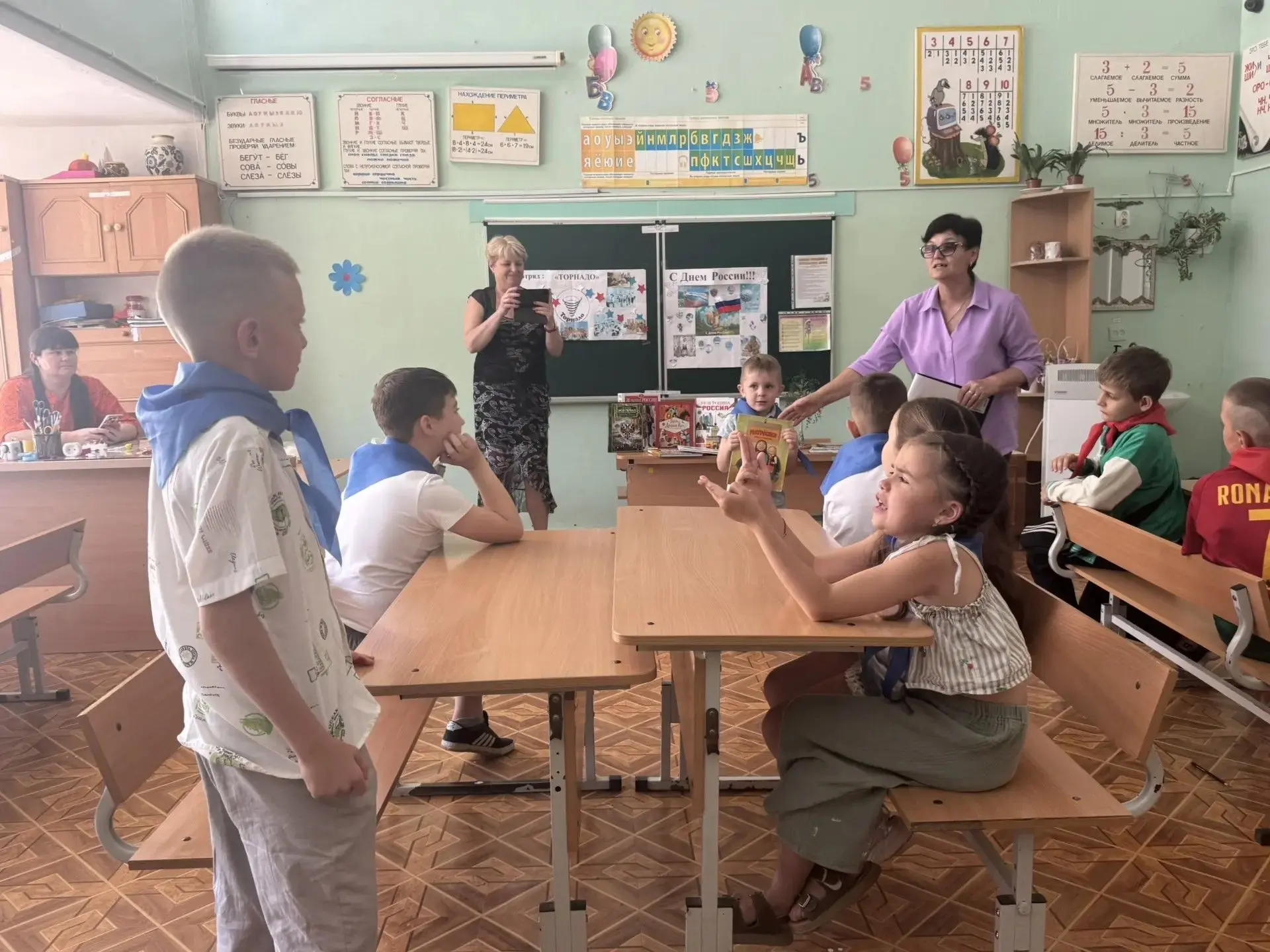 🍓ЛЕТО 2026 🍏 
 👫 ДЕНЬ 8 🥳

Познавательное мероприятие, посвящённое Дню России, провели для отдых