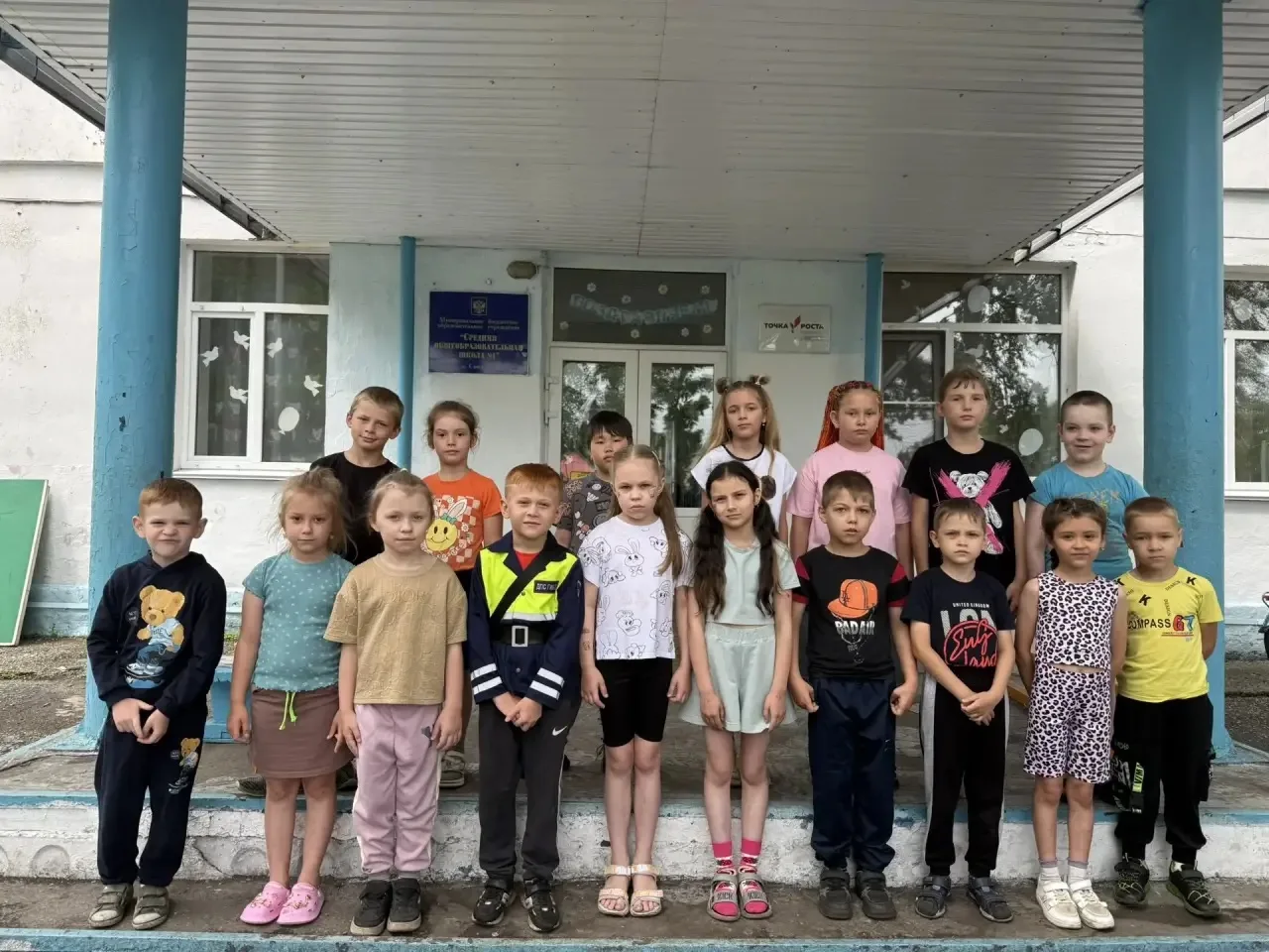 Торжественное закрытие первой смены «Летняя карусель» 🎉

В лагере завершилась первая смена. На обще