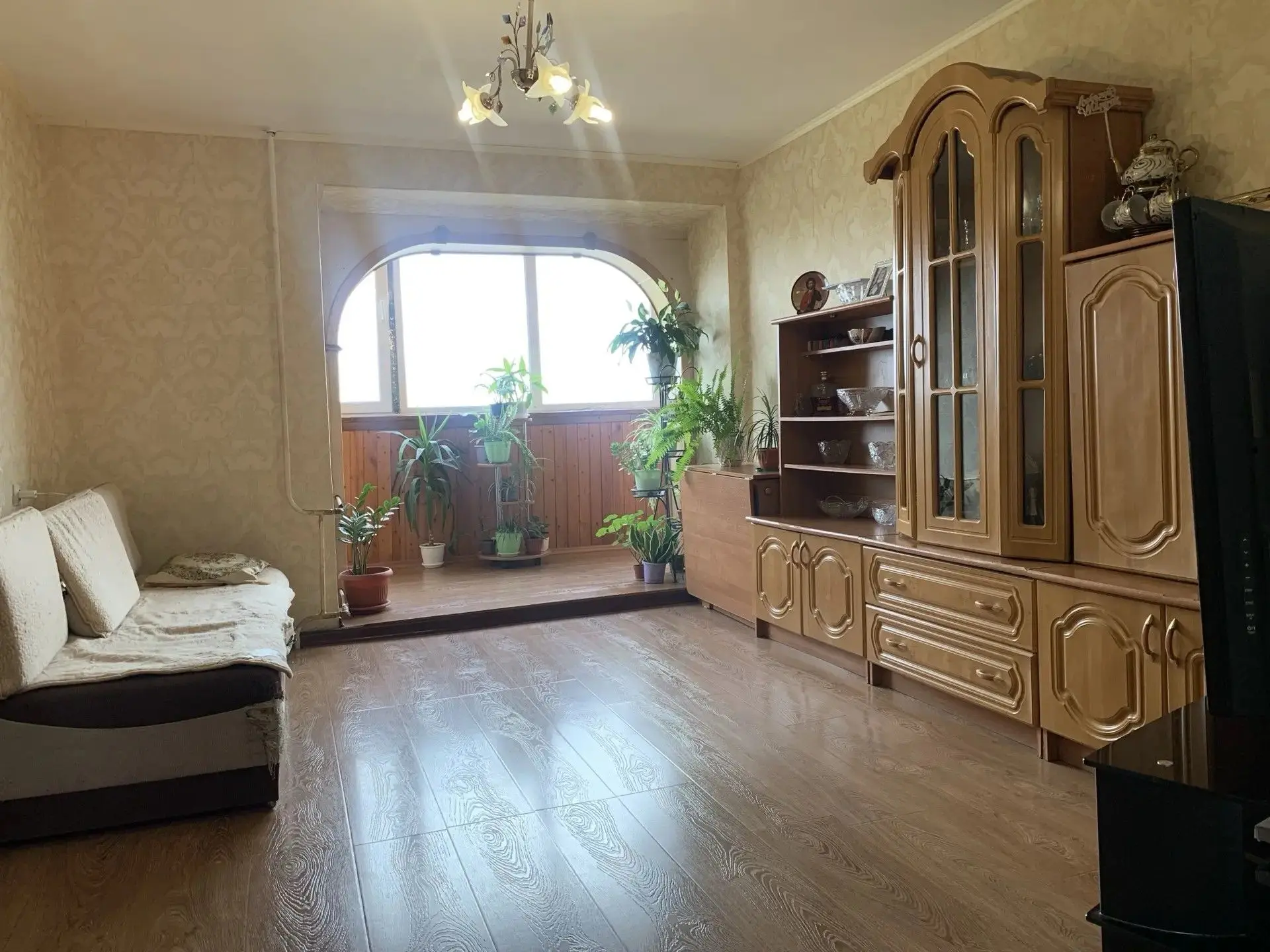 Кирпичный дом, панорамный вид и большая лоджия. Разбираем честно.
📍 Александров, ул. Горького, 1А
И