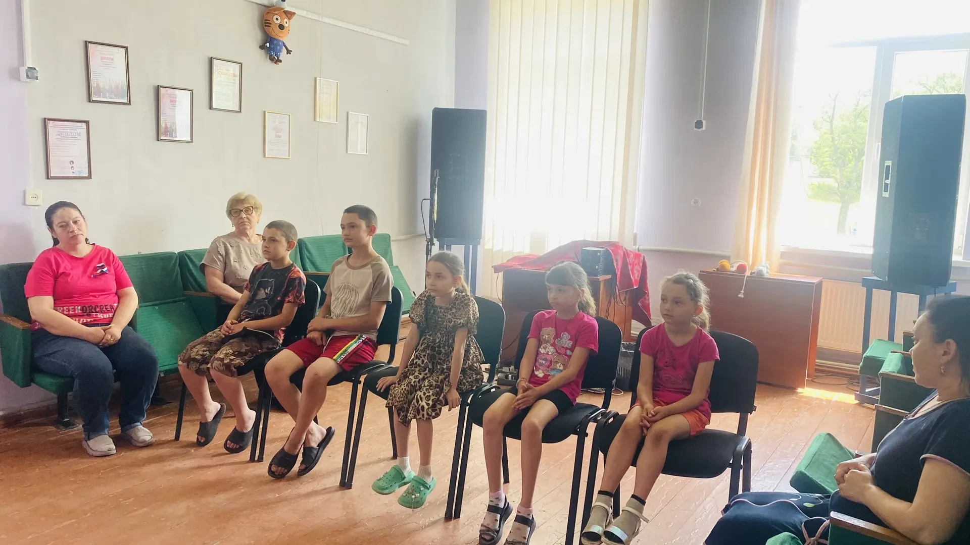 Накануне Дня России в МБУ «Новотроицкий ДК им. Леси Украинки» прошел познавательный час «Народы един