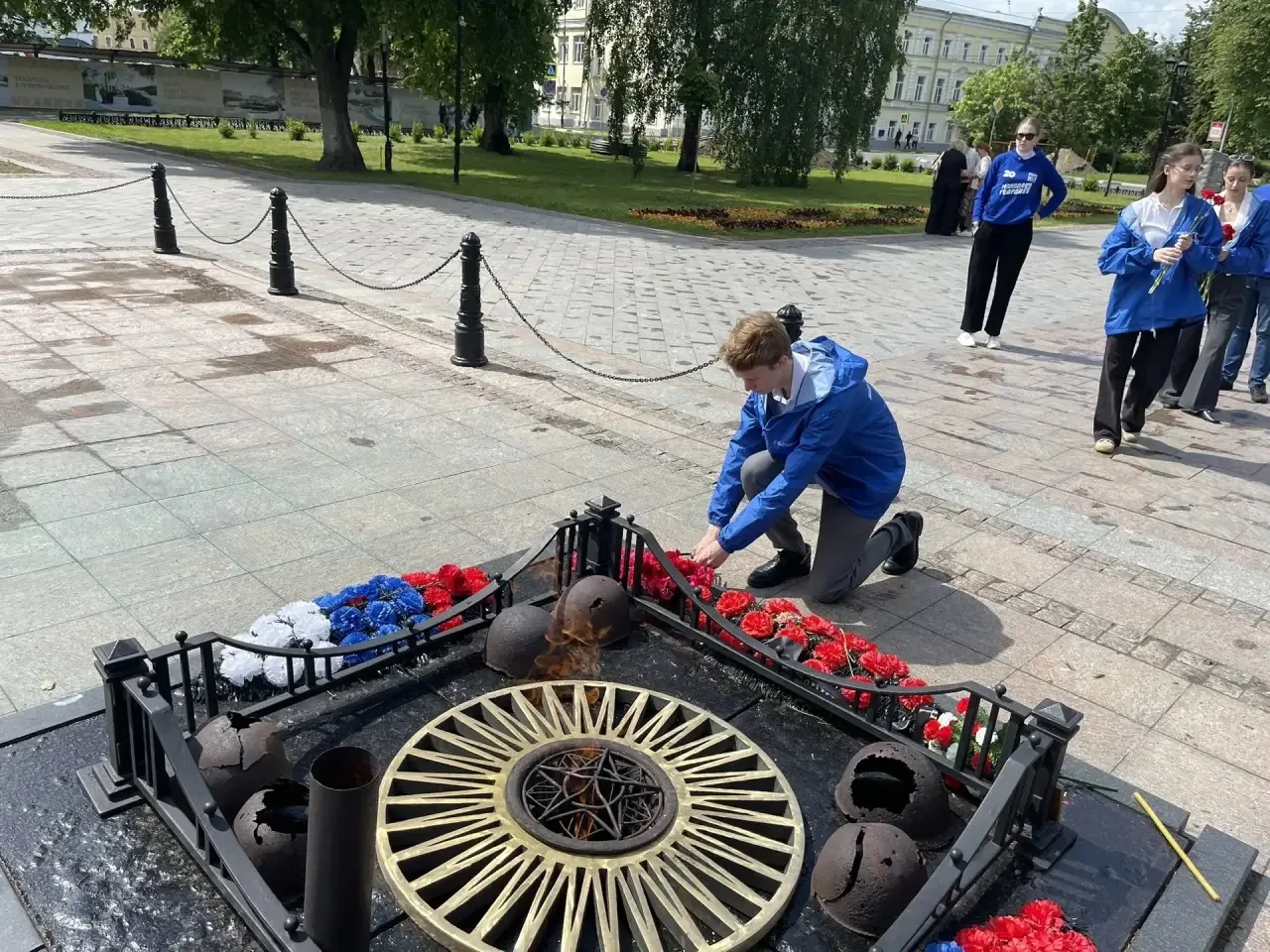 🕯 Цветы в память о детях, чьи жизни забрала война.

В День невинных детей — жертв агрессии активист