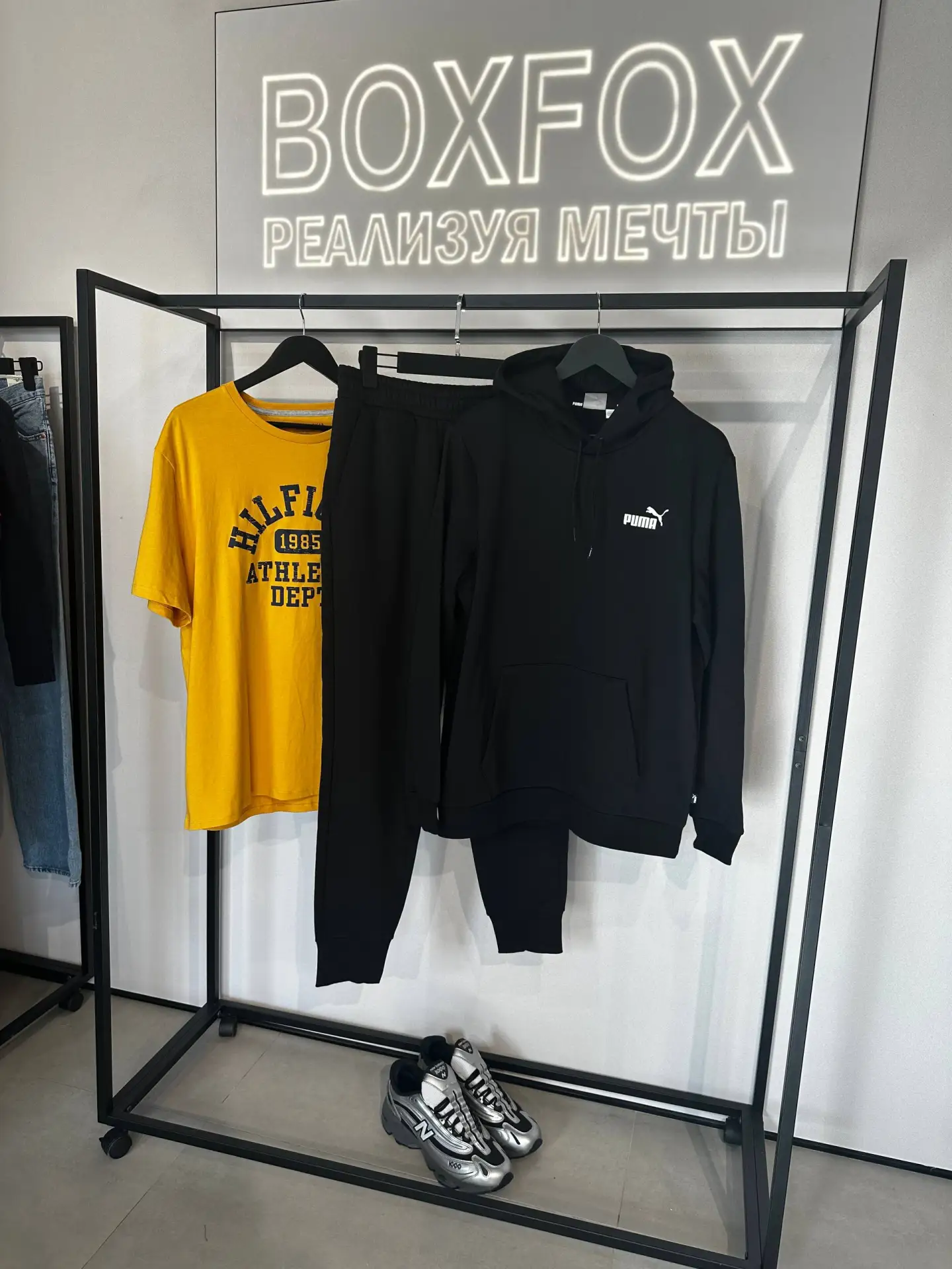 Костюм Puma размер L 8900₽ 
Футболка Tommy Hilfiger желтая L, XL 3045₽

Кроссовки Adidas 10usa 27cm 
