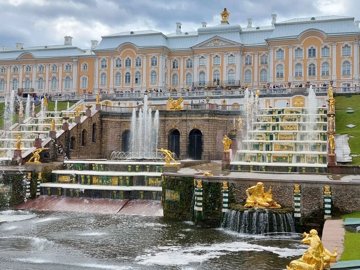 👑 Фонтаны и царские забавы: 10 класс в Петергофе!

​Новый день нашего путешествия подарил тонну ярк