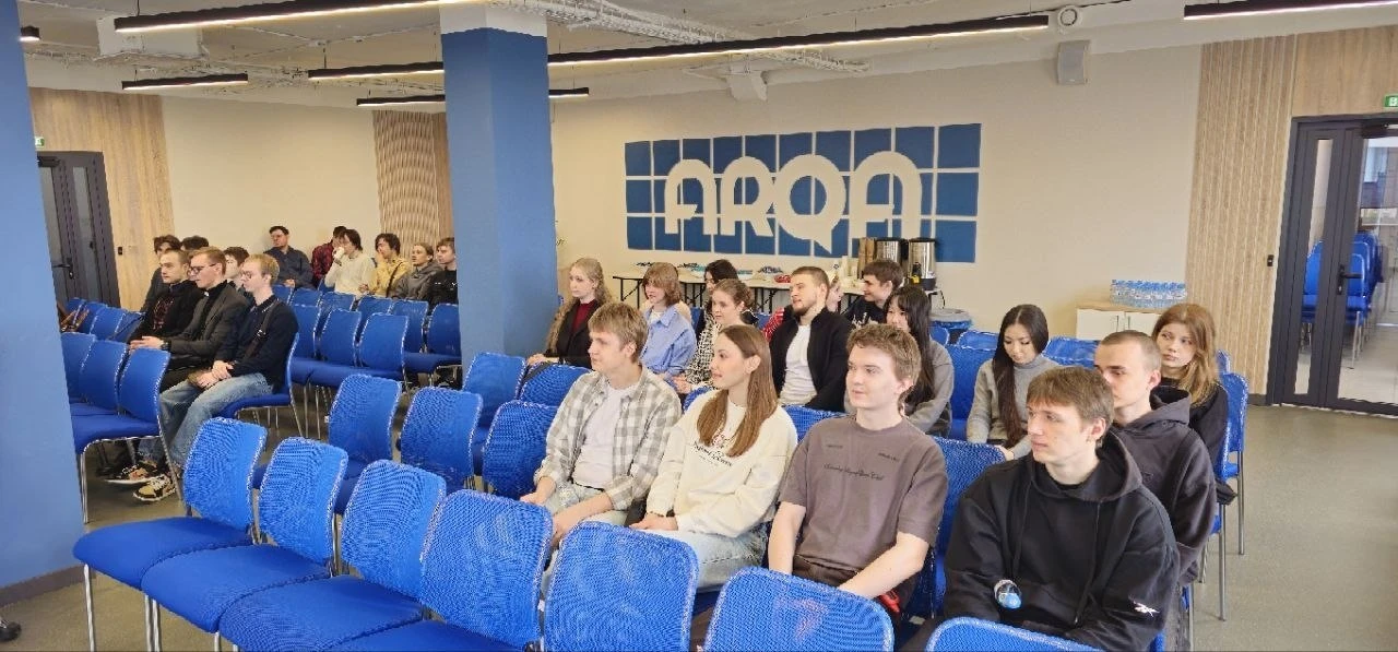 Из вузовских аудиторий – в самое сердце финтеха 👨‍💻💙

Студенты ФЦТ побывали с экскурсией у индуст