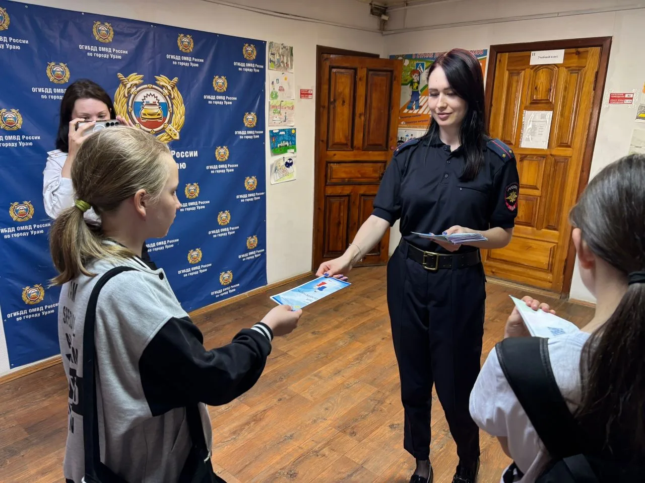 ❗️Внимание! Будьте бдительны!

👮‍♀️Сотрудник Госавтоинспекции провела важную профилактическую бесед