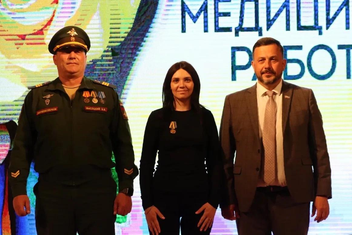Уважаемые медицинские работники!

Примите самые искренние поздравления с вашим профессиональным праз