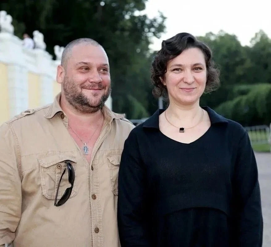 Многодетные родители Олеся Железняк и Спартак Сумченко. У пары четверо детей, кто-нибудь лайкнет.

♥