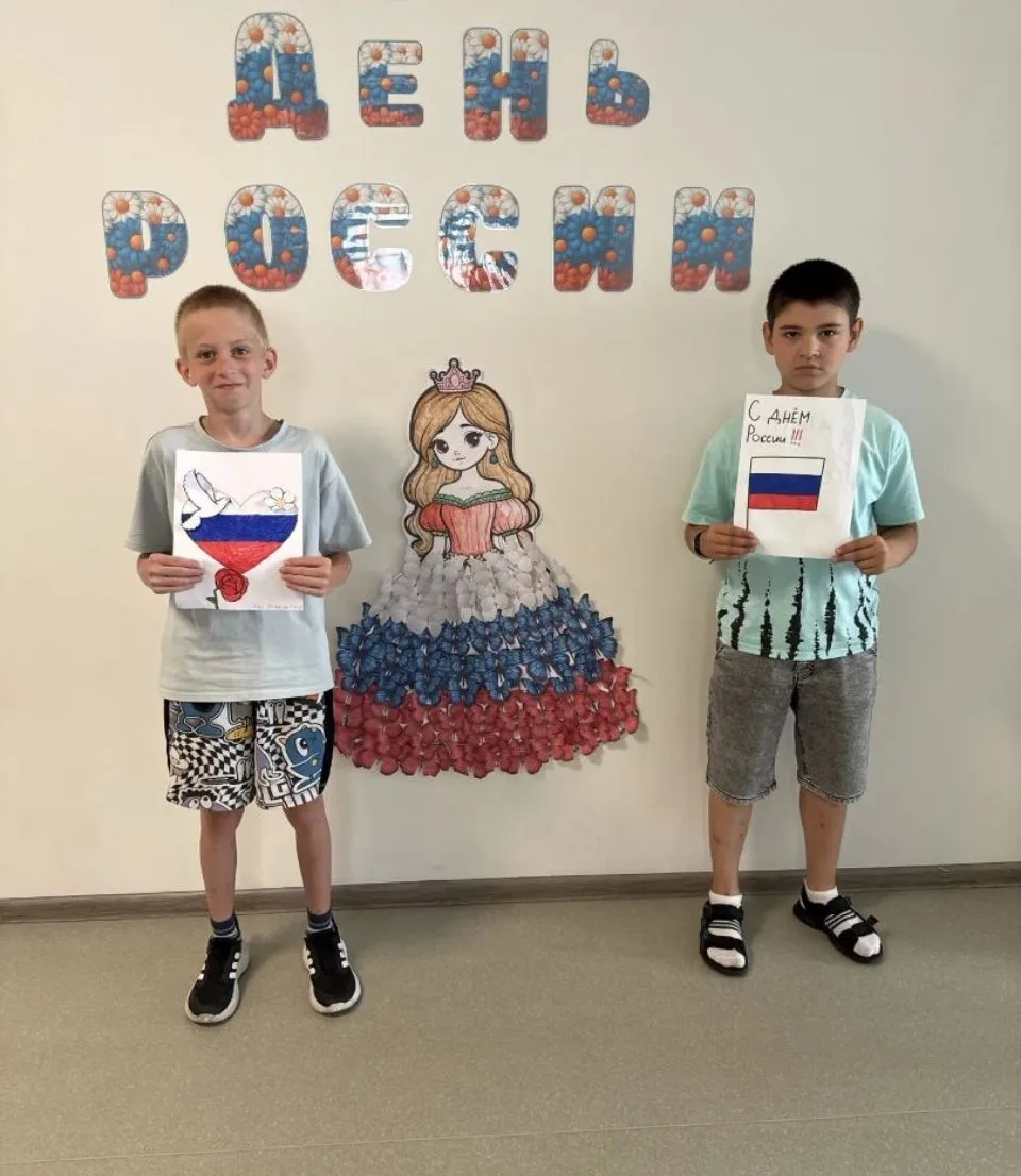 ​🇷🇺 Наша Родина глазами детей: День России в лагере «Сказка»! 🌟
​Сегодня, 12 июня, вся страна отм