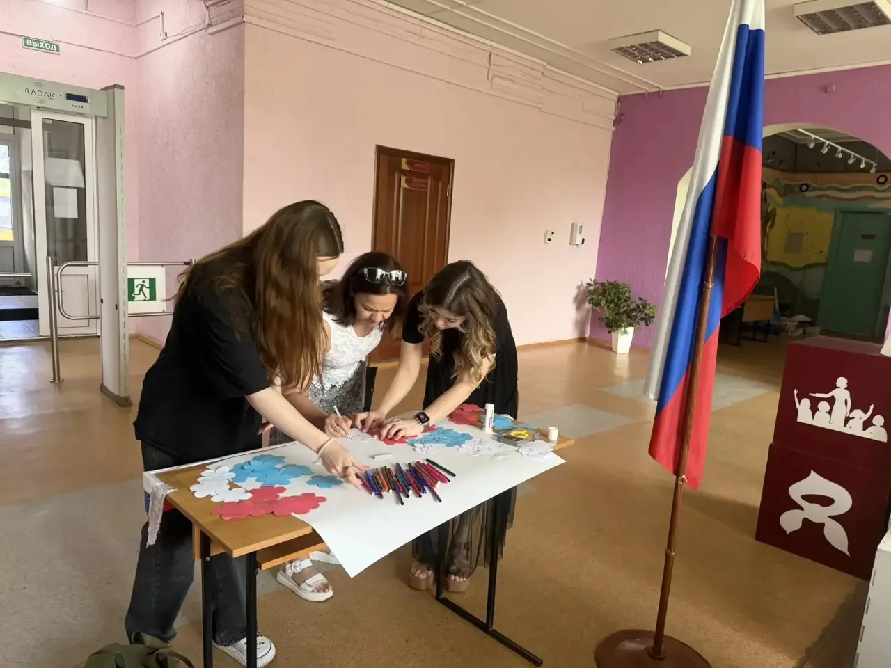 🎓 С Днём России! 🇷🇺

Утро в Омском музыкально-педагогическом колледже началось с невероятной атмо