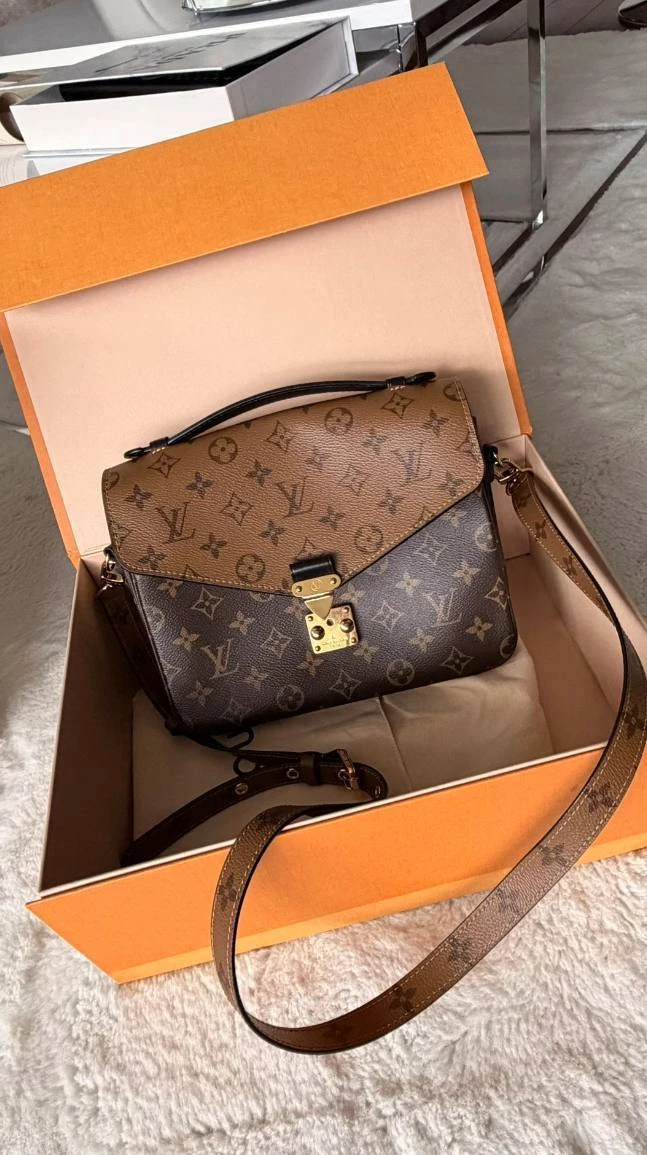 Louis Vuitton Pochette 🤎

Бренд: Louis Vuitton
Комплект: Пыльник
Состояние: новое, не носилась 

Ст
