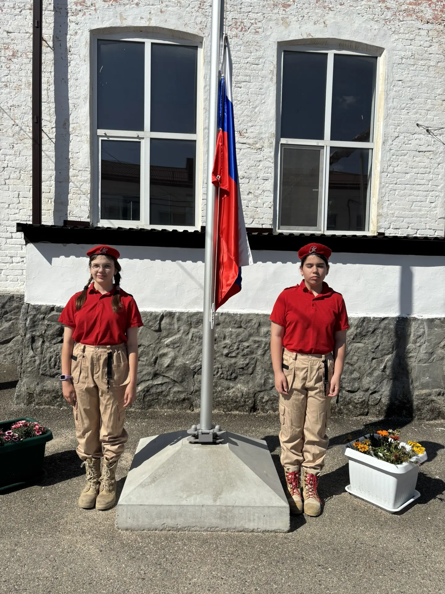 Сегодня 12 июня в честь Дня России, в МБОУ ООШ 14 состоялось торжественное поднятие флага Российской