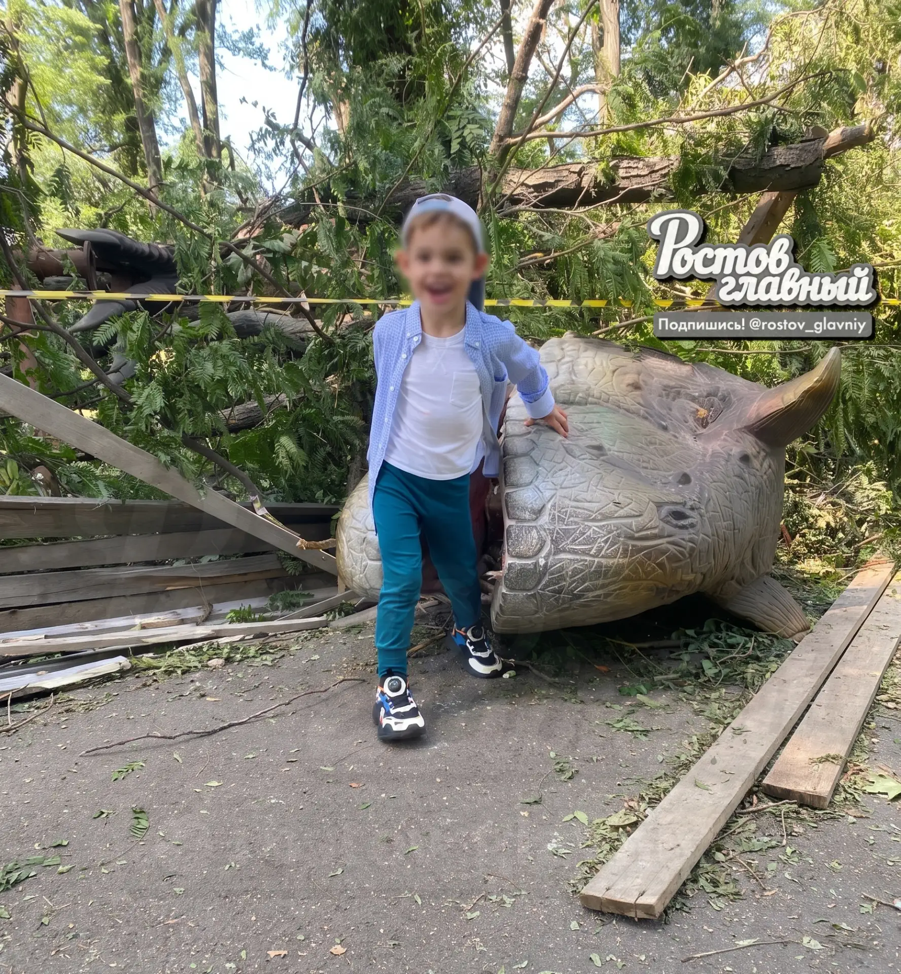 🦖 Тиранозавр чуть не отгрыз ногу мальчику в парке Островского!

Он там ещё будет лежать какое-то вр