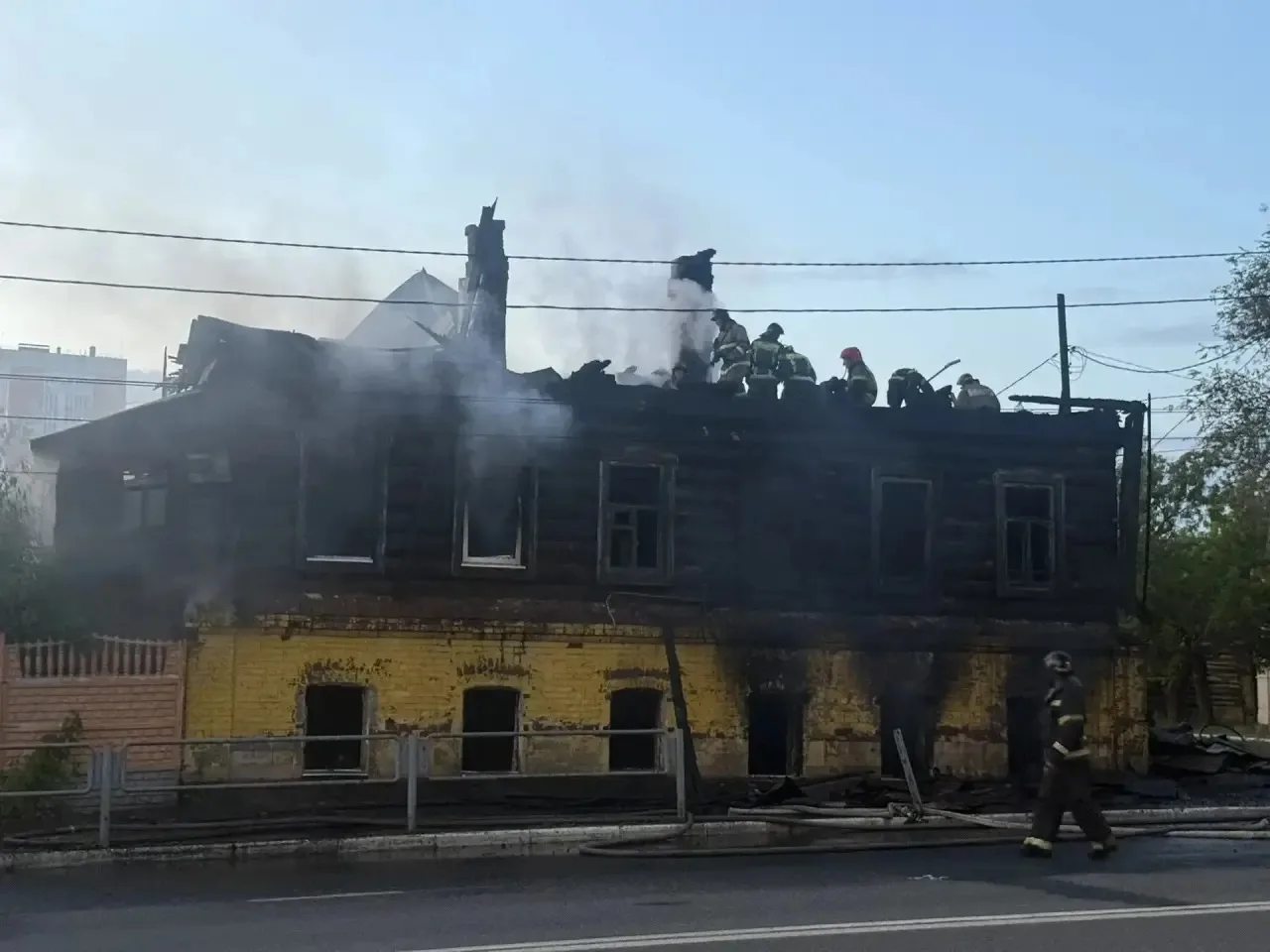 С огнем борются сотрудники девятого пожарно-спасательного отряда. На месте пожара работают 25 специа
