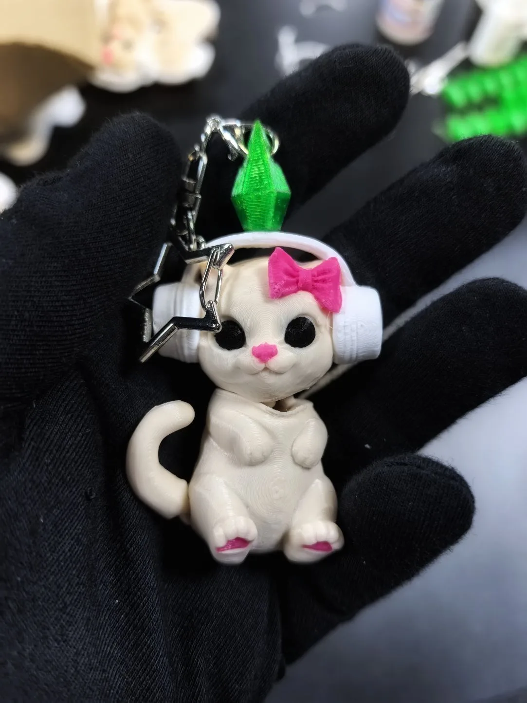 Пожалуй самое милое создание из всего, что я когда-либо печатала 🥰

Брелок котенок Симс 150 руб без