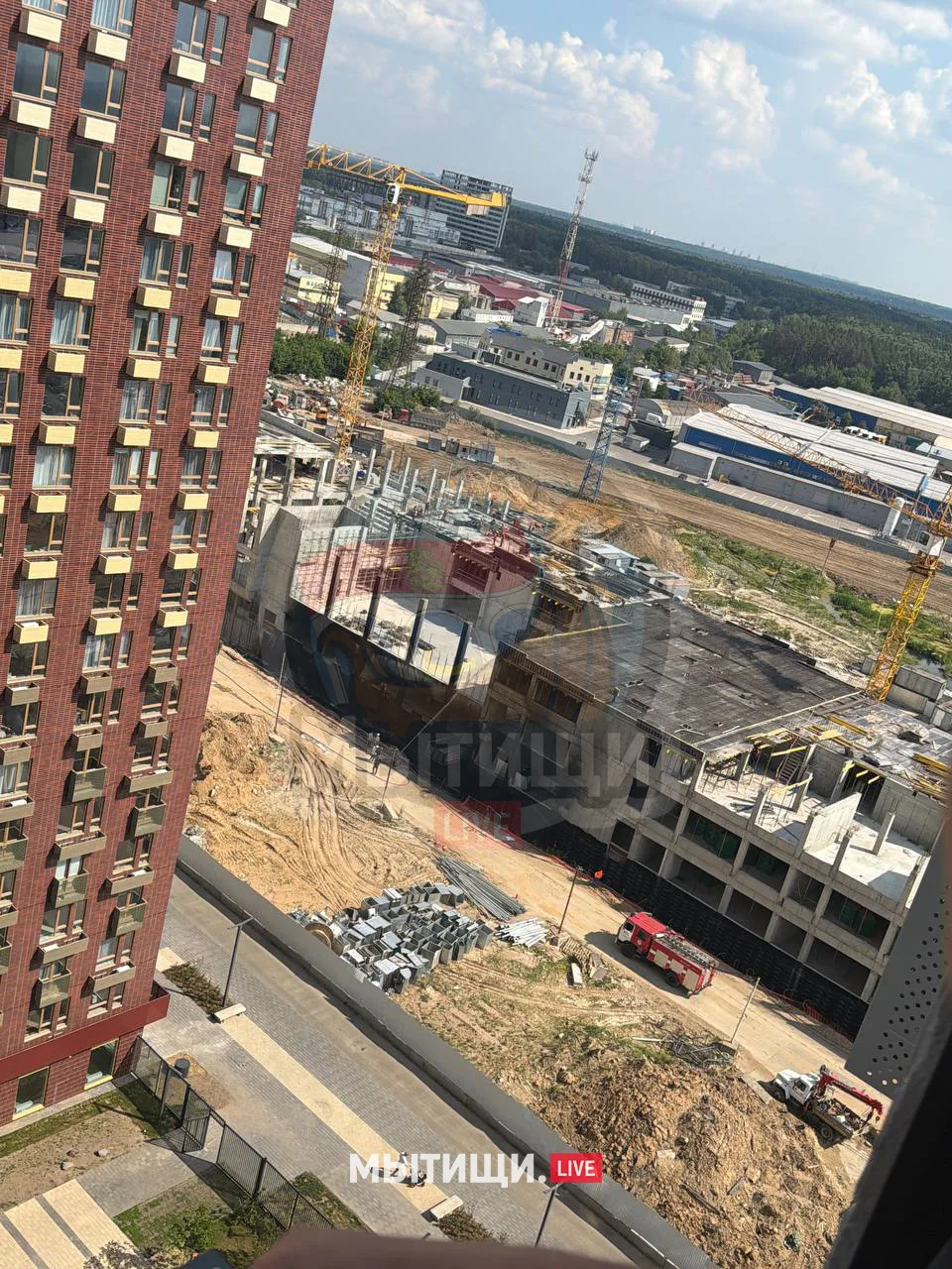 🔥  Пожар произошёл в строящейся школе на территории ЖК «Ярославский квартал».

• По информации МЧС,