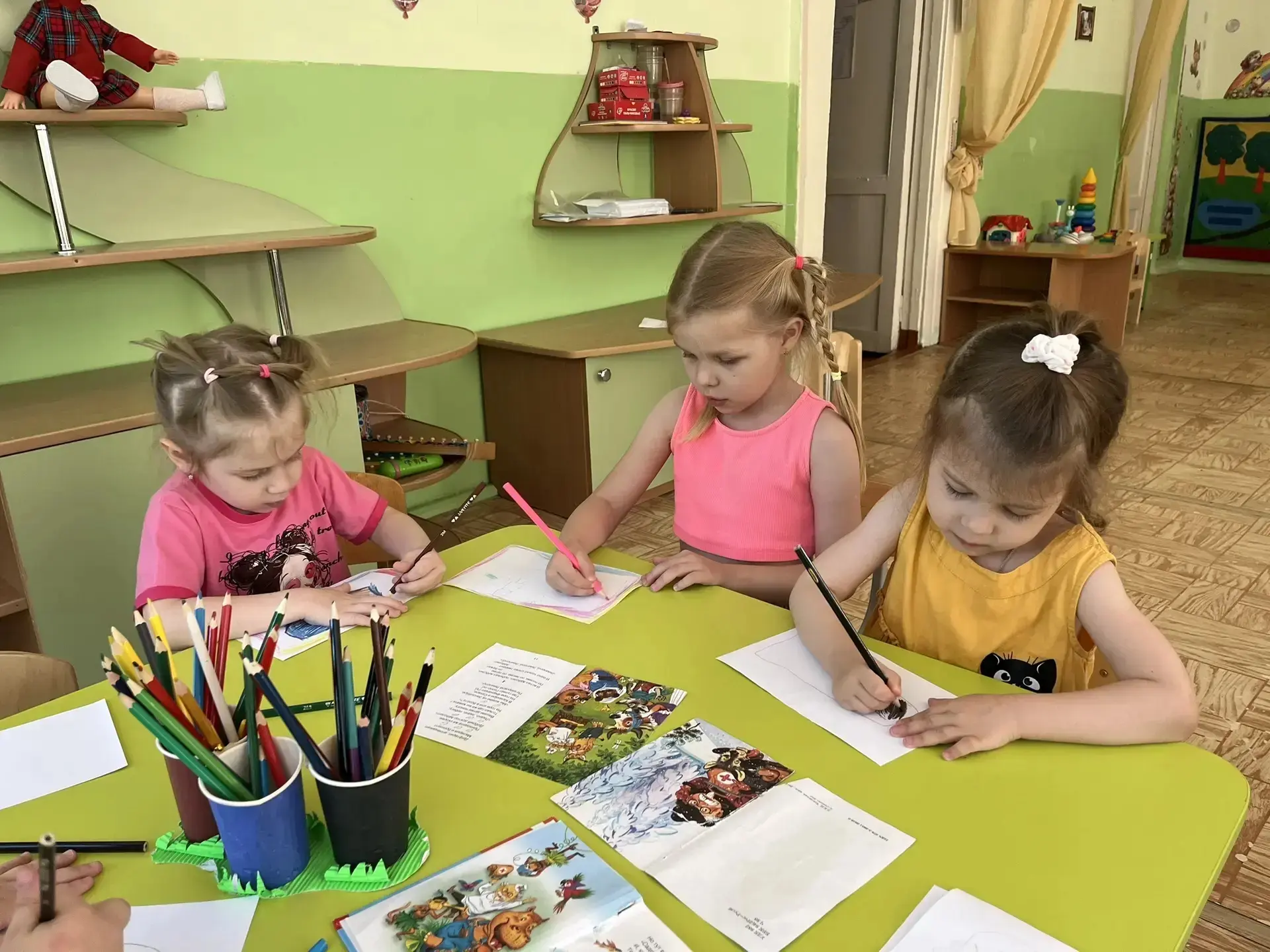 Ребята из группы "Солнышко" окунулись в мир доктора Айболита: сначала с интересом слушали произведен