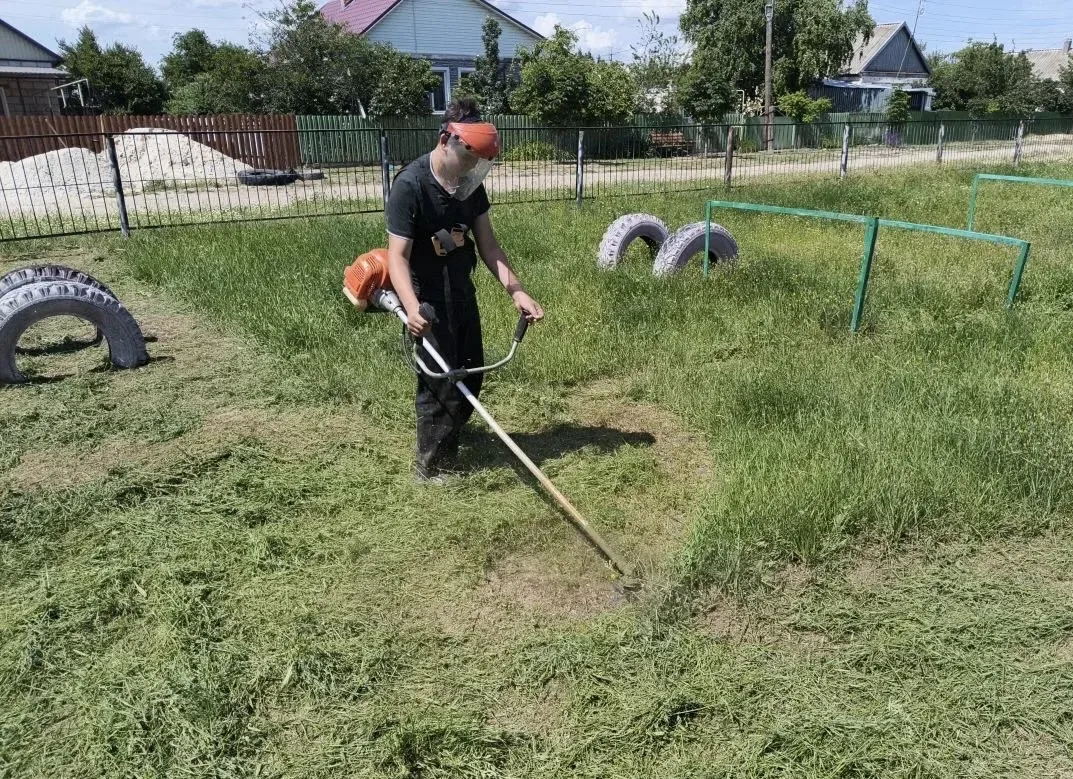 В оздоровительном лагере «Непоседы» ребята отдыхают, играют, общаются, а также занимаются благоустро