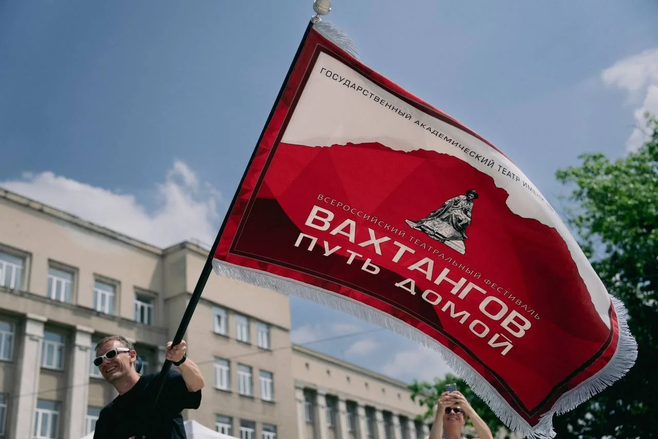 🎭На III Всероссийском фестивале «Вахтангов. Путь домой» покажут спектакль в ретро-трамвае 

Постано