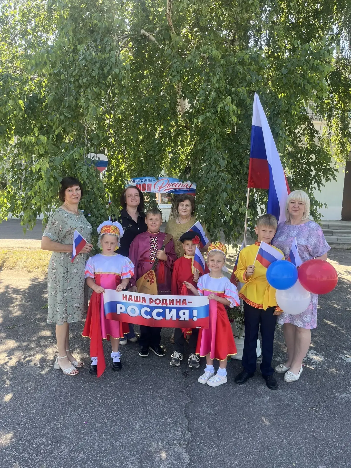 Родина моя — бескрайняя Россия,
Где берёзы стройные шумят у тихих вод.
Собрала народ весёлый и краси