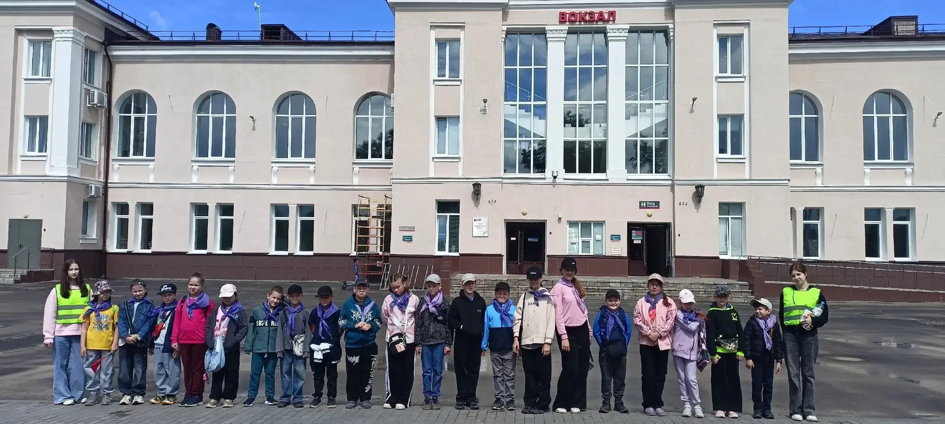 День 2 в нашем лагере: яркое утро, творчество, драйв и новые открытия! 🚩✨

Второй день традиционно 