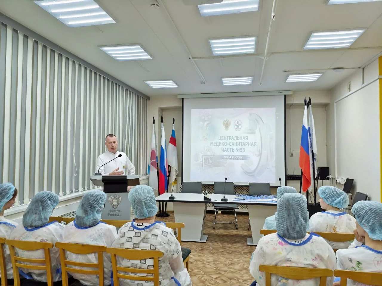 👨‍🔬Погружение в мир медицины 
С возможностями ЦМСЧ №58 ФМБА России познакомились выпускники школы 