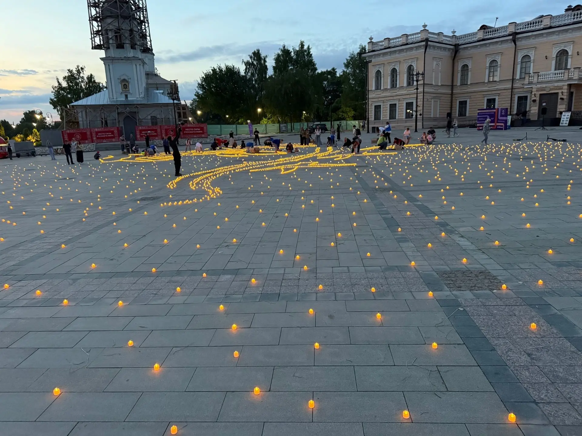 Центр Вологды озарился огнями памяти

В ночь на 22 июня Кремлёвская площадь стала местом проведения 