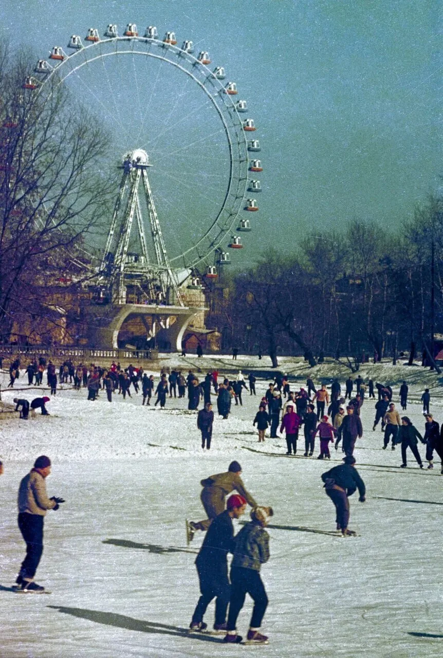 На катке Центрального парка культуры и отдыха им. М. Горького, Москва, 1963 год



👉 👈