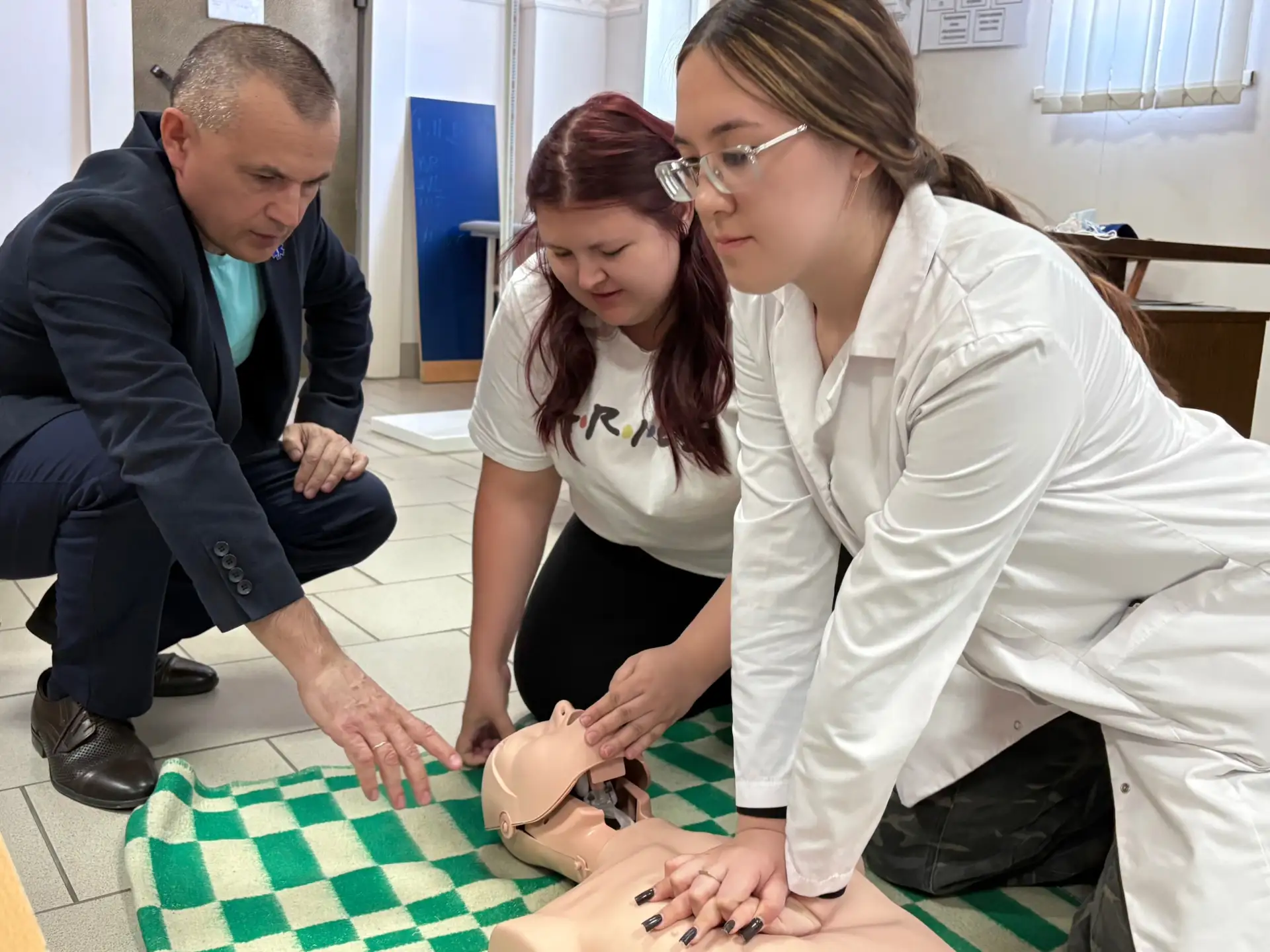 В городской больнице № 2 Бийска продолжается обучение сотрудников навыкам оказания первой помощи в р