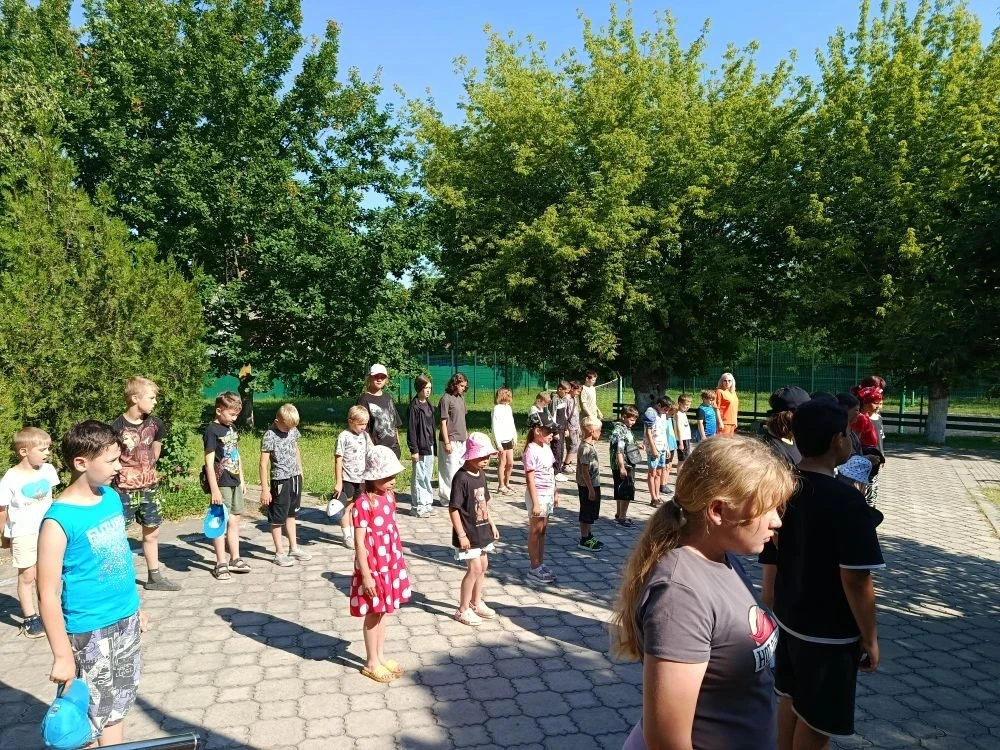 День России" в лагере "Казачья вольница" прошёл с размахом. 
🇷🇺Дети начали утро с Торжественной ли