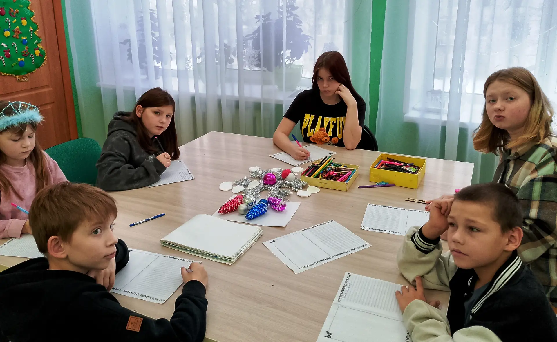 В преддверии Нового года, в рамках патриотического воспитания, дети с воспитателем Денисовой Ириной 