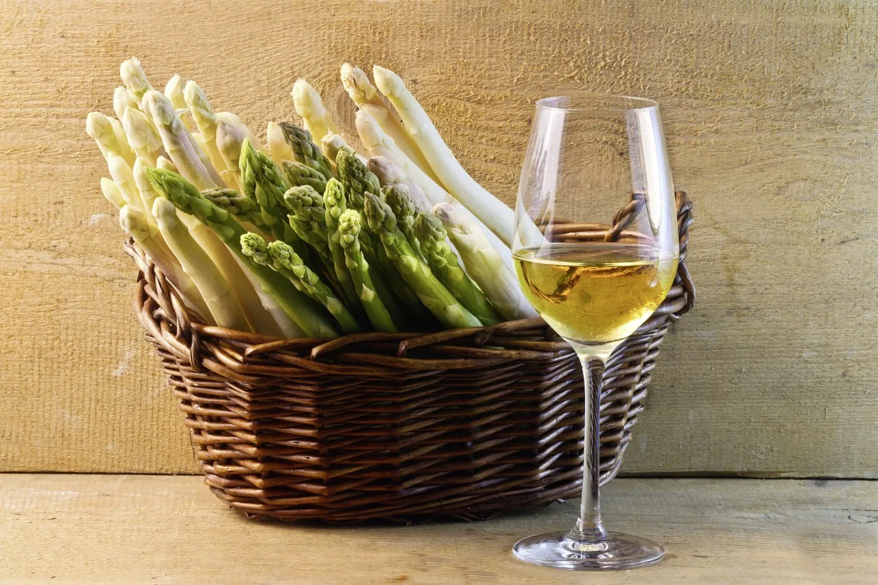 Вино из спаржи: Odd Fox Wine

Odd Fox Wine — это необычное вино на основе спаржи. Его делают не из в