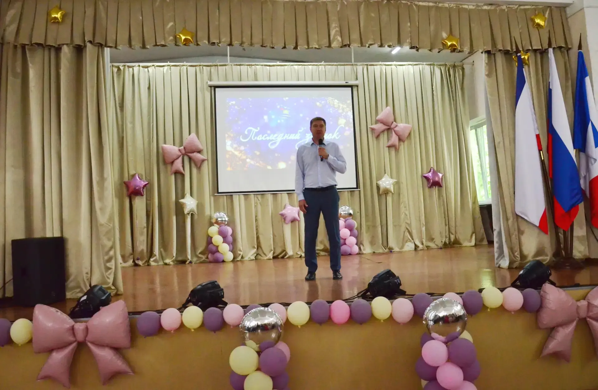 Дорогие выпускники, уважаемые учащиеся, педагоги и родители! 

Поздравляю Вас с завершением учебного