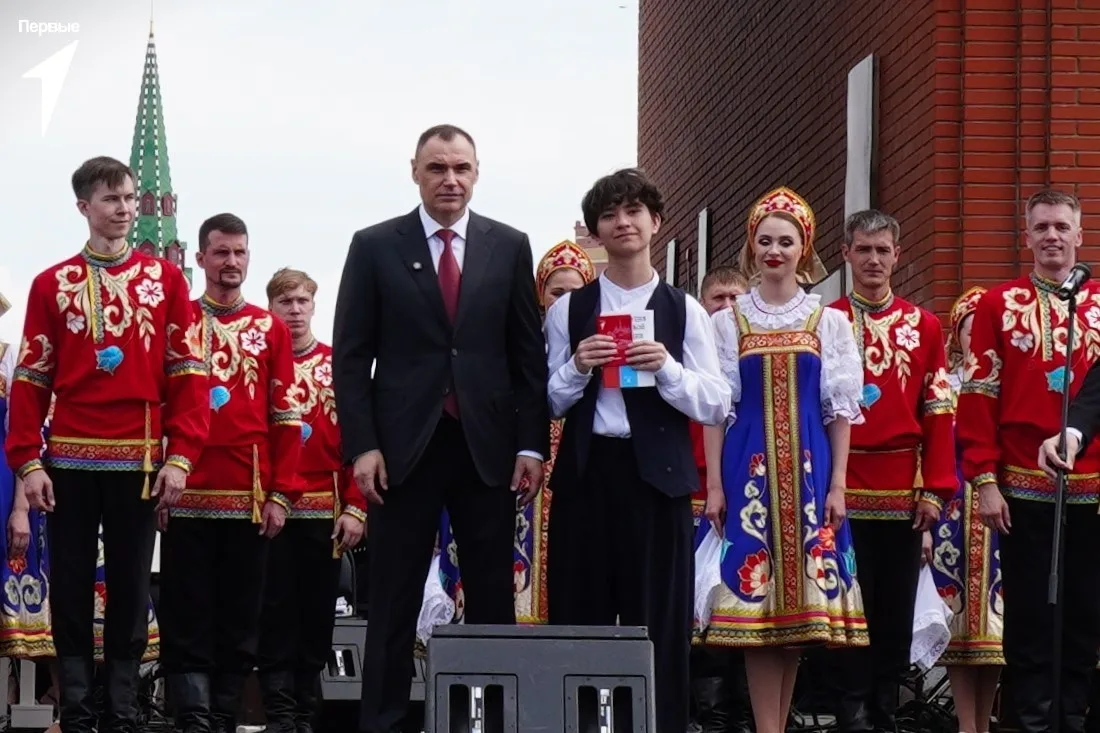 🇷🇺 В День России Первые получили паспорт из рук главы республики

В Йошкар-Оле на республиканском 