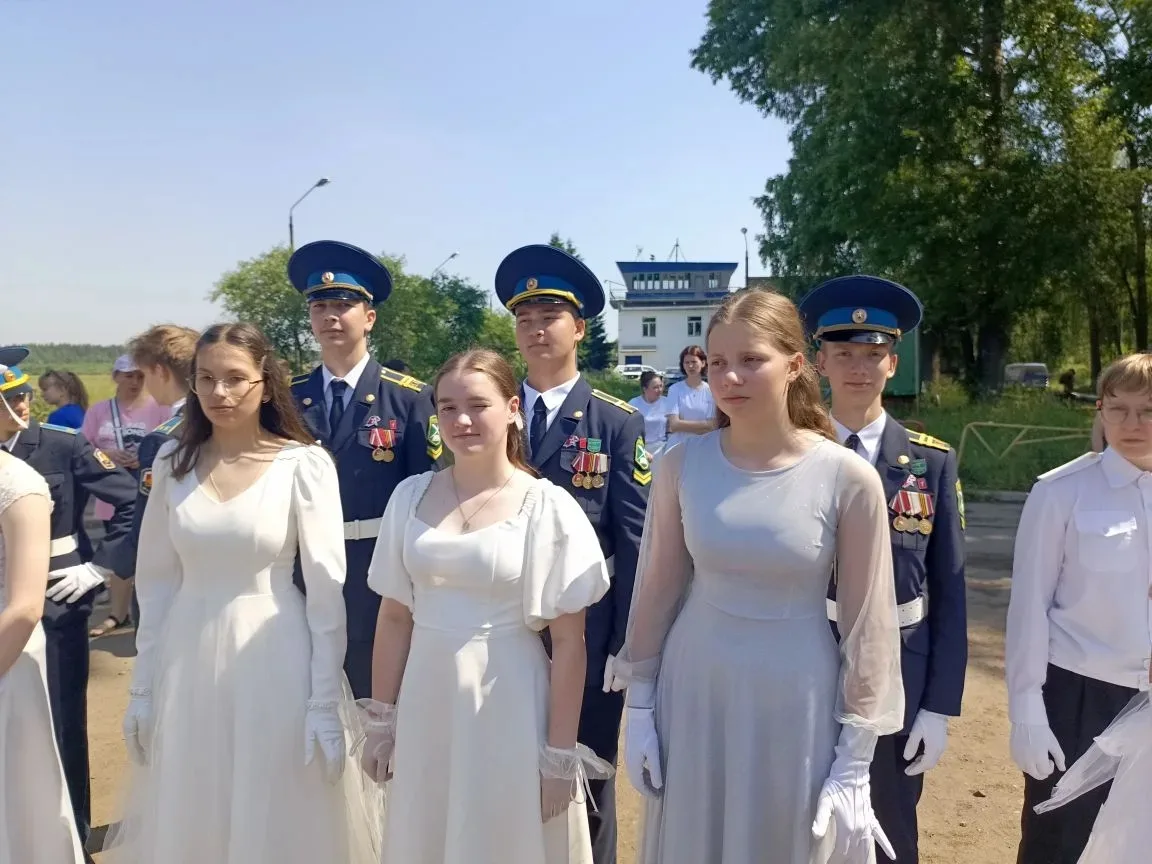 ДЕНЬ РОССИИ
11 июня, в честь дня России, на аэродроме Волосово, прошел торжественный концерт.

Высту