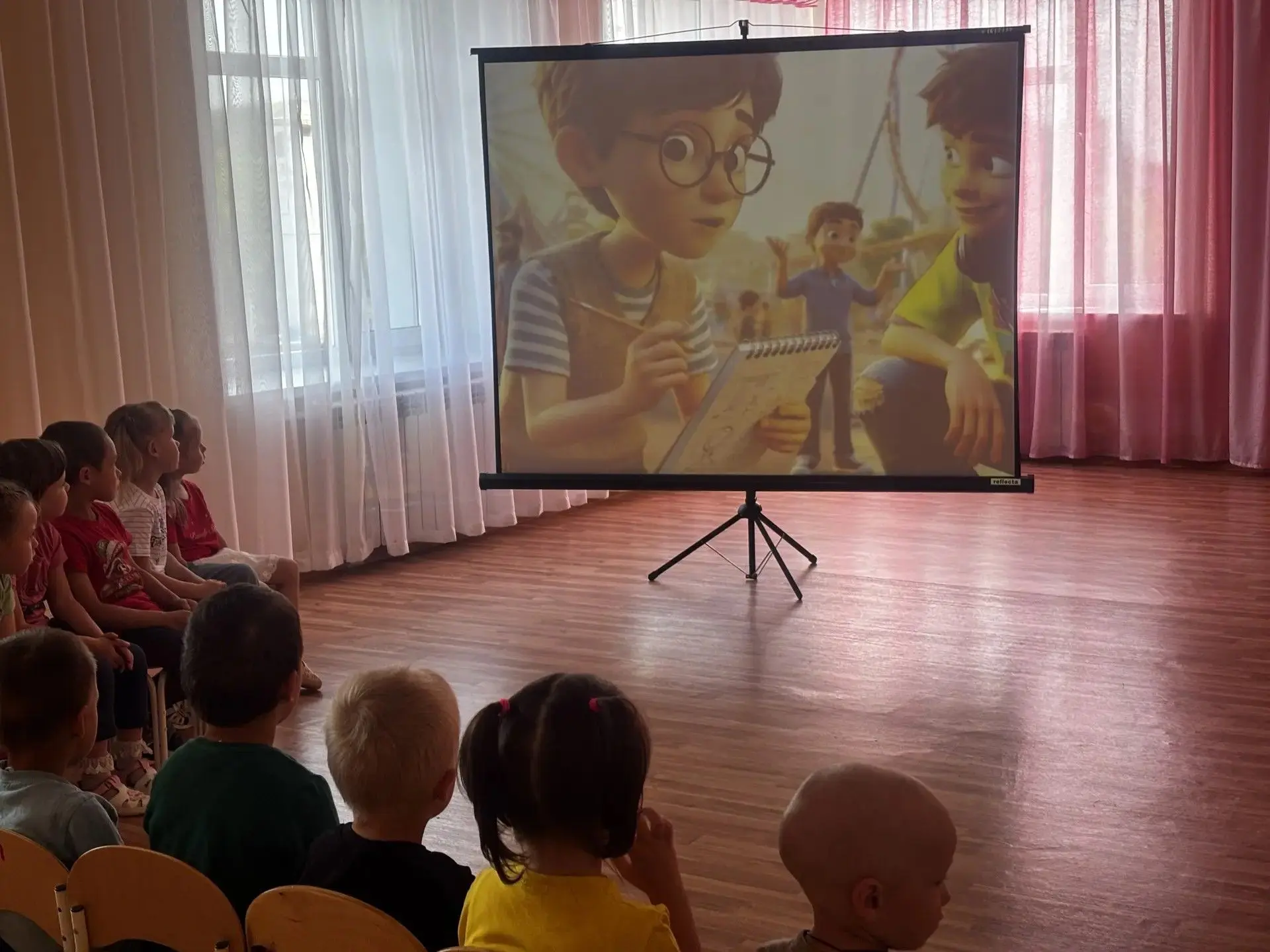 В нашем летнем кинозале для детей состоялся показ мультфильма «Веселимся без травм на аттракционах и