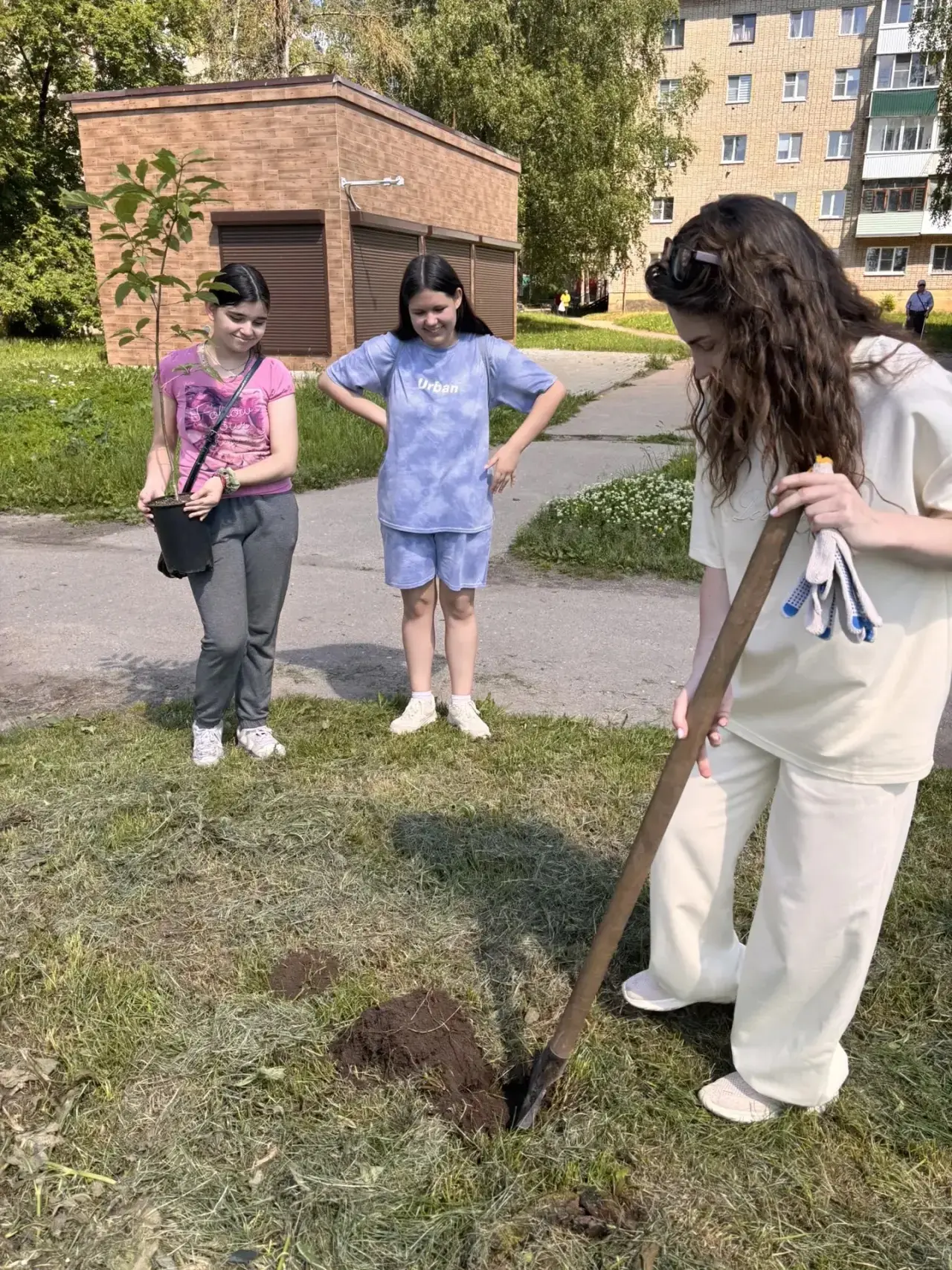 🌾 В честь 70‑летия посёлка Верхнеднепровского прошла масштабная высадка сирени — и наши школьники п