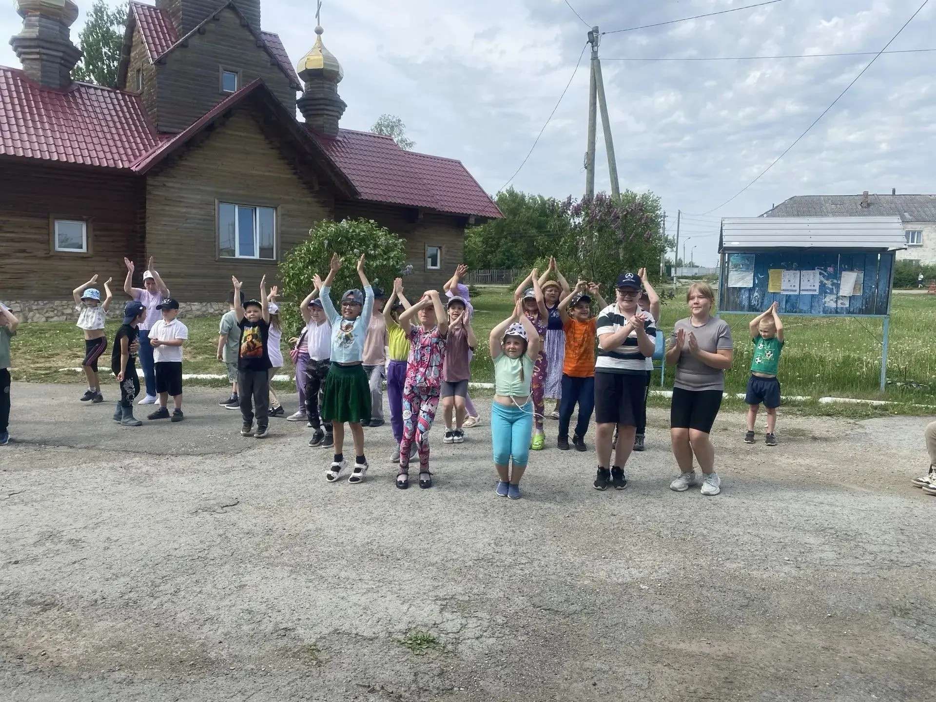 Развлекательно-игровая программа "Маленькие дети на большой планете" прошла в лагере дневного пребыв
